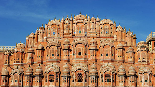 Hawa Mahal, Jaipur, Rajasthan: Được xây dựng vào năm 1799 như một phần thêm thắt của Cung điện Thành phố Hoàng gia, Hawa Mahal với mục đích để các phụ nữ của hoàng gia nhìn thấy cảnh đường phố mà không bị nhòm ngó.
