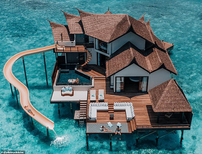 Jumeirah Vittaveli Maldives nổi tiếng với những đường trượt nước tuyệt đẹp. Madeleine nói rằng nơi này có ý nghĩa với cô bởi cô và chồng đã đính hôn tại đây.


