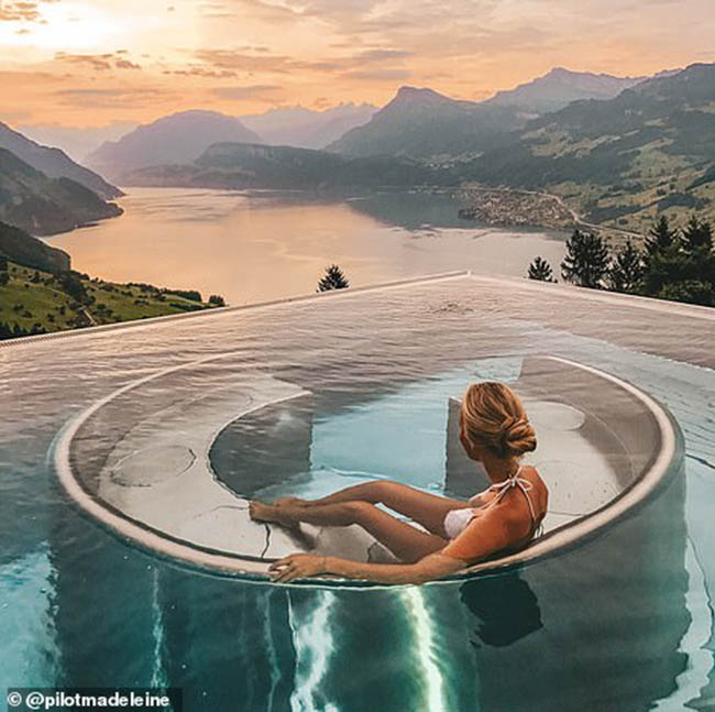 Ngắm nhìn khung cảnh tuyệt đẹp từ hồ bơi ở Villa Honegg, Thụy Sĩ.


