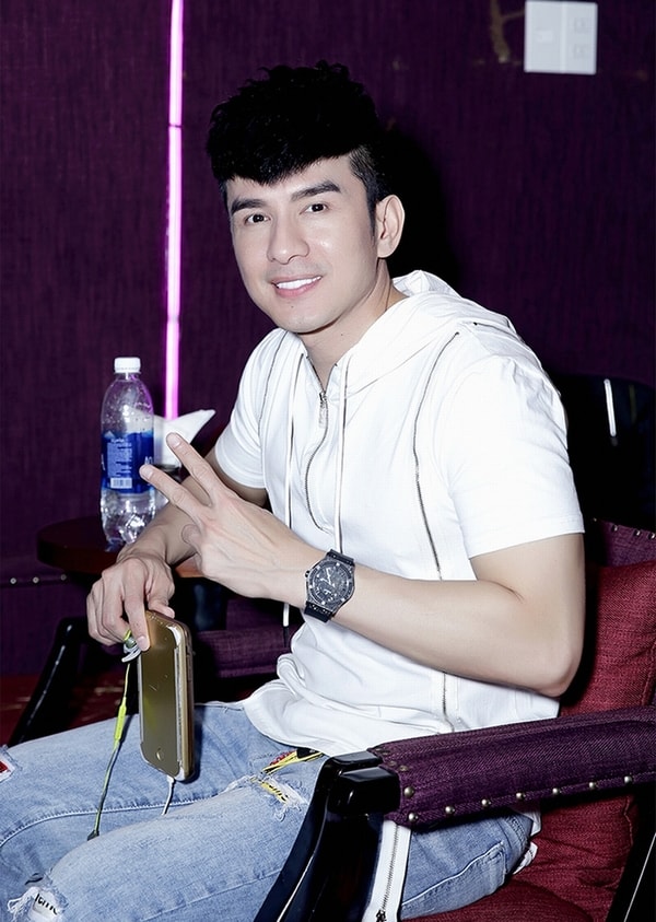 Đa phần ý kiến đều cho rằng, kiểu tóc này không hợp với giọng ca "Kiếp ve sầu".