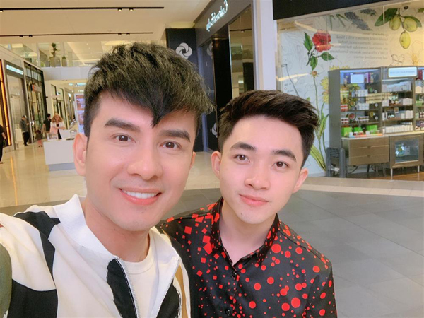 Anh là nam ca sỹ thường xuyên chịu đầu tư thay đổi kiểu tóc để làm mới bản thân. Nhưng không phải kiểu đầu nào cũng tạo được hiệu ứng tốt như tóc hai mái.&nbsp;
