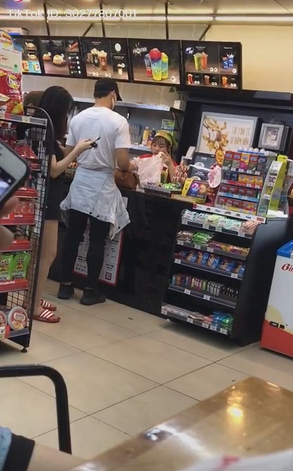 Thủ môn Bùi Tiến Dũng bị bắt gặp đi siêu thị cùng nữ MC xinh đẹp của VTV - 1