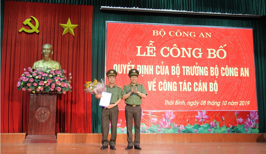 Trung tướng Lương Tam Quang, Thứ trưởng Bộ Công an trao quyết định phụ trách Công an tỉnh Thái Bình cho Đại tá Trịnh Đình Thành – Phó Bí thư Đảng ủy, Phó Giám đốc Công an tỉnh (Ảnh: Công an Thái Bình)