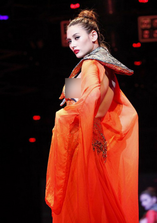 Năm 2012, Võ Hoàng Yến bị phạt 3,5 triệu đồng vì sự cố hở ngực trong đêm trình diễn thời trang.