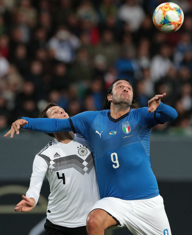 Luca Toni (phải) tranh chấp bóng bổng với một hậu vệ Đức