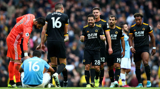 Man City thua sốc Wolves 0-2 ở Etihad và bị Liverpool nới rộng cách biệt trên ngôi đầu giải Ngoại hạng Anh lên thành 8 điểm