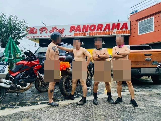 Hình ảnh 4 người đàn ông trong tình trạng "thiếu vải" đứng tạo dáng tại nhà hàng Mã Pì Lèng Panorama đang vấp phải sự chỉ trích từ cộng đồng mạng (Ảnh chụp màn hình).