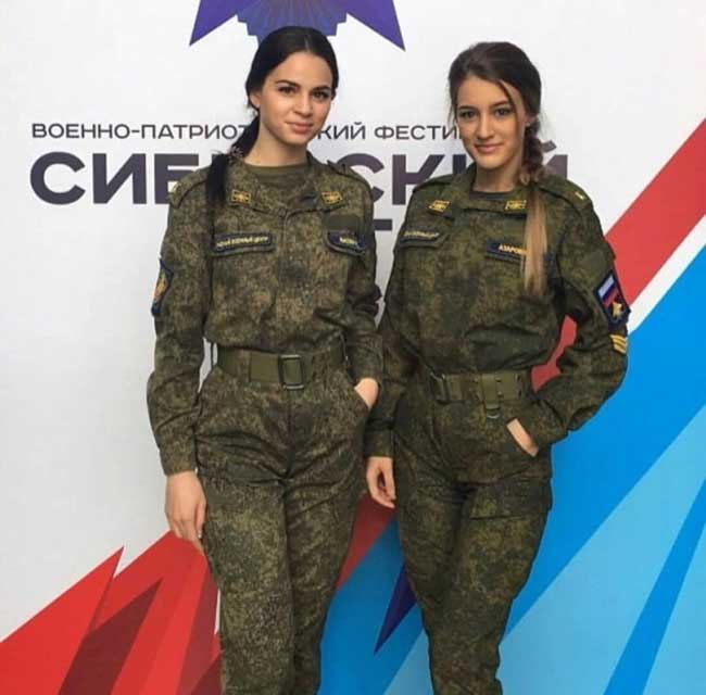 Những bộ quân phục vừa như in, vừa khỏe khoắn nhưng vẫn tôn được vóc dáng mảnh mai, cao ráo của các cô gái Nga.