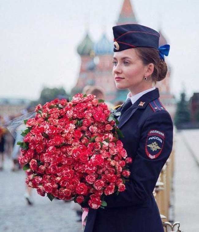 Phụ nữ Nga nổi tiếng sở hữu sắc vóc kiều diễm, nhưng đến cả các nữ quân nhân cũng đẹp như từ trong tranh bước ra thì quả thật khiến người ta không thể không trầm trồ. 