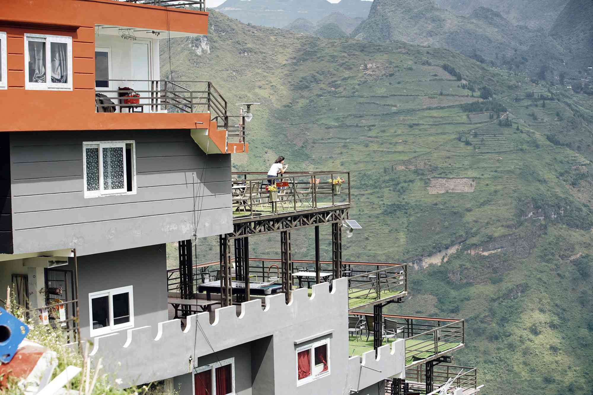 Công trình nhà hàng, nhà nghỉ Panorama có vị trí đắc địa trên đèo Mã Pí Lèng, thu hút nhiều du khách