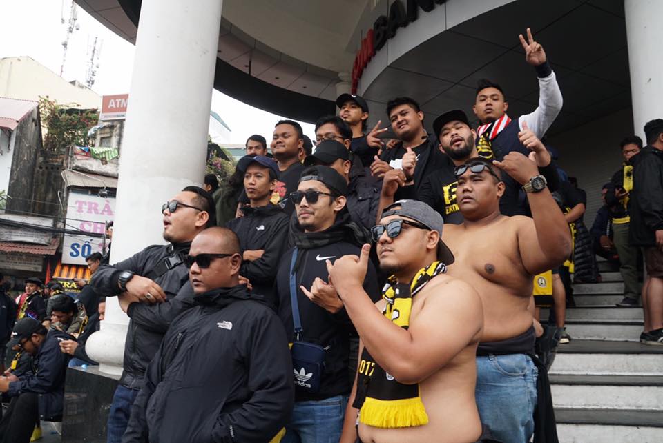 Hình ảnh CĐV Malaysia diễu hành cổ vũ trên các tuyến đường ở phố cổ Hà Nội trước trận đấu quyết định ngôi vô địch AFF Suzuki Cup 2018 giữa ĐT Việt Nam và ĐT Malaysia.