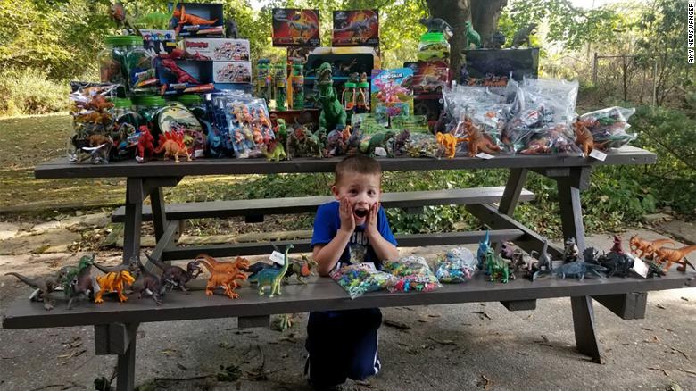 Cậu bé Weston Newswnager đã dành tặng hàng nghìn món quà cho bệnh viện đã cứu sống cậu, ngay trong ngày sinh nhật của mình (Ảnh: CNN)