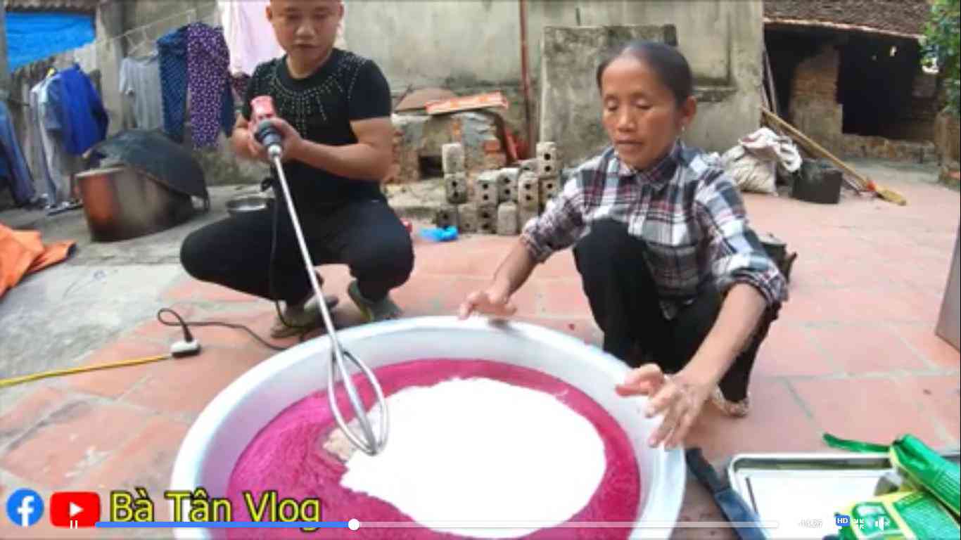 Bà Tân Vlog tung clip làm kem thanh long khổng lồ, dân mạng yêu cầu điều trái khoáy - 3