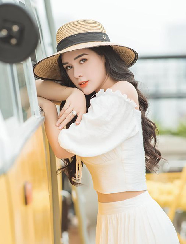 Hoặc có thể lựa chọn mix áo crop-top với chân váy xòe như Huyền Trang.&nbsp;Vì không chỉ khiến bạn trông thật nữ tính, dịu dàng mà nét cá tính cũng toát lên được nhờ trang phục thời thượng này.