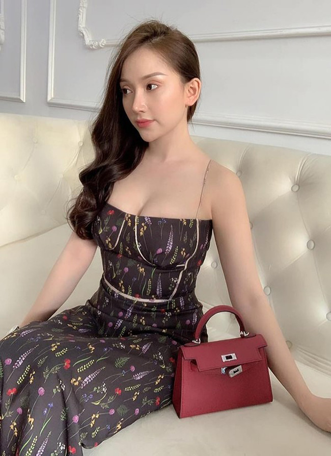 Bạn gái Văn Thanh cũng thường xuyên lựa chọn váy cúp ngực để khoe vòng 1 gợi cảm.