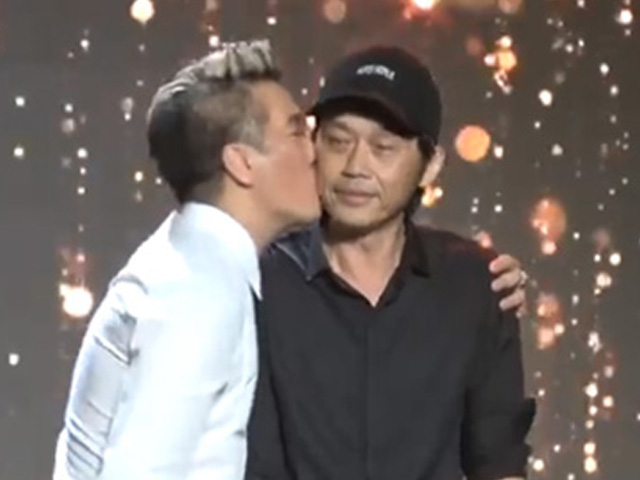 Mr. Đàm ngại ngùng ôm hôn Hoài Linh sau nhiều năm giận hờn không nhìn mặt