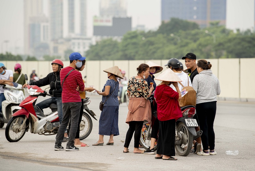 Không chỉ bán, các phe vé sẵn sàng mua lại vé của người hâm mộ với giá cao