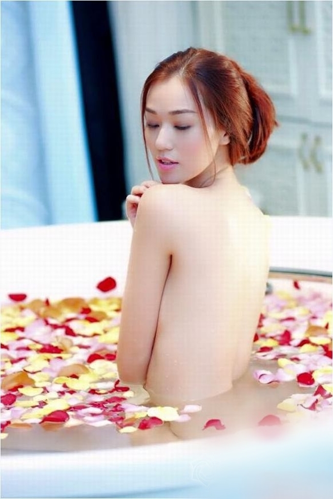 Chân dài Khánh My từng gây sốc với cảnh tắm như phim 18+ trong phim điện ảnh &#34;Trót yêu&#34;. Người mẫu 9X cho biết, cảnh tắm của cô và bạn diễn chỉ có vài phút trên màn ảnh nhưng được thực hiện hơn 4 tiếng đồng hồ. Vì ngâm nước quá lâu, ngón tay cô bị nhăn nheo, teo rút lại.