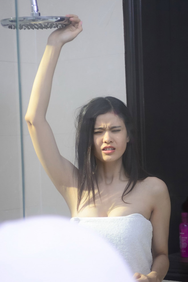 Trương Quỳnh Anh cũng có cảnh quấn khăn tắm để đời trên màn ảnh khi tham gia bộ phim truyền hình "Đêm giao thừa ấm áp" năm 2014.