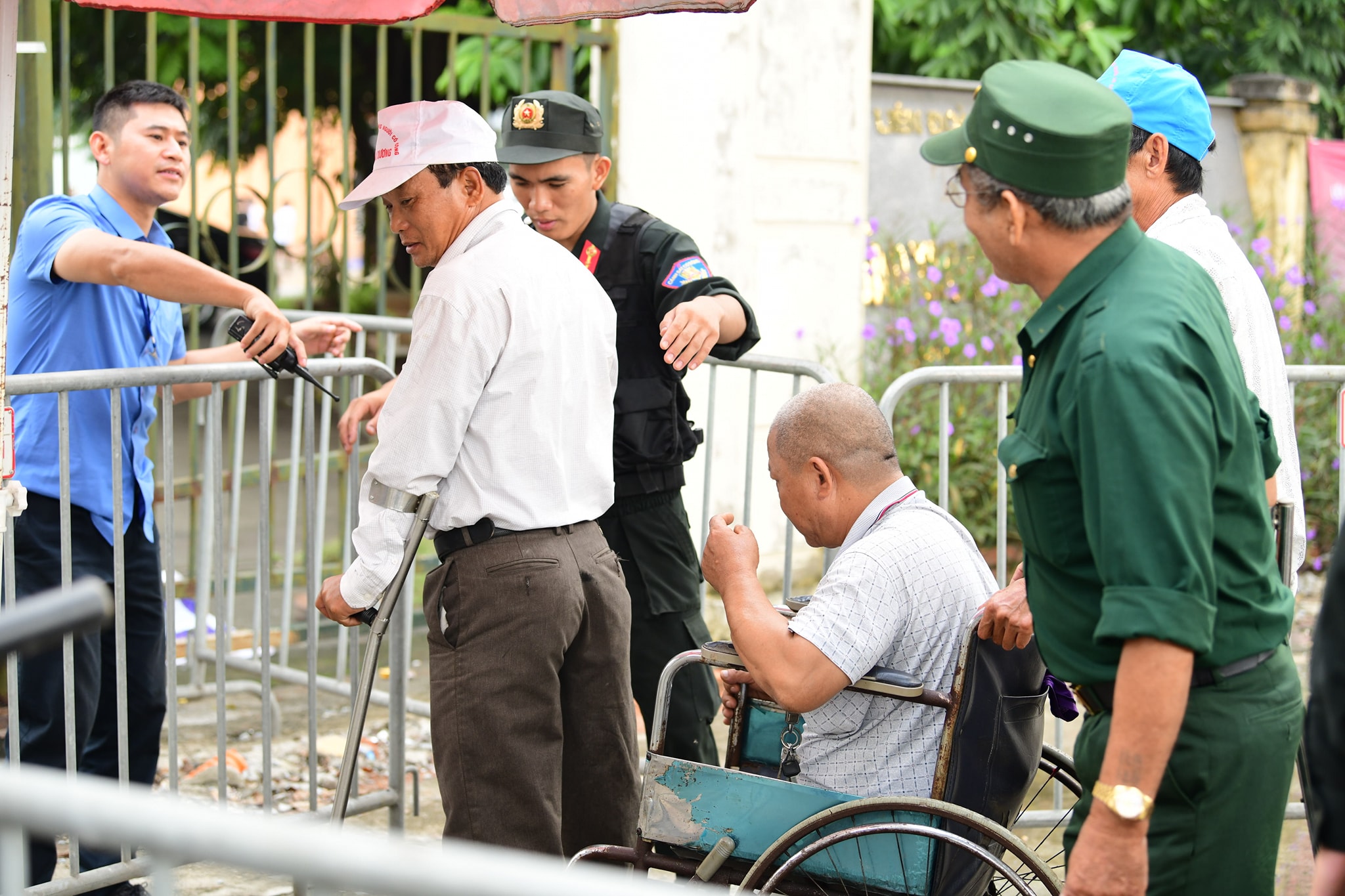 Đối với những trường hợp đã nộp hồ sơ, sau khi trình giấy hẹn, phía VFF sẽ hướng dẫn thủ tục vào trong trụ sở mua vé