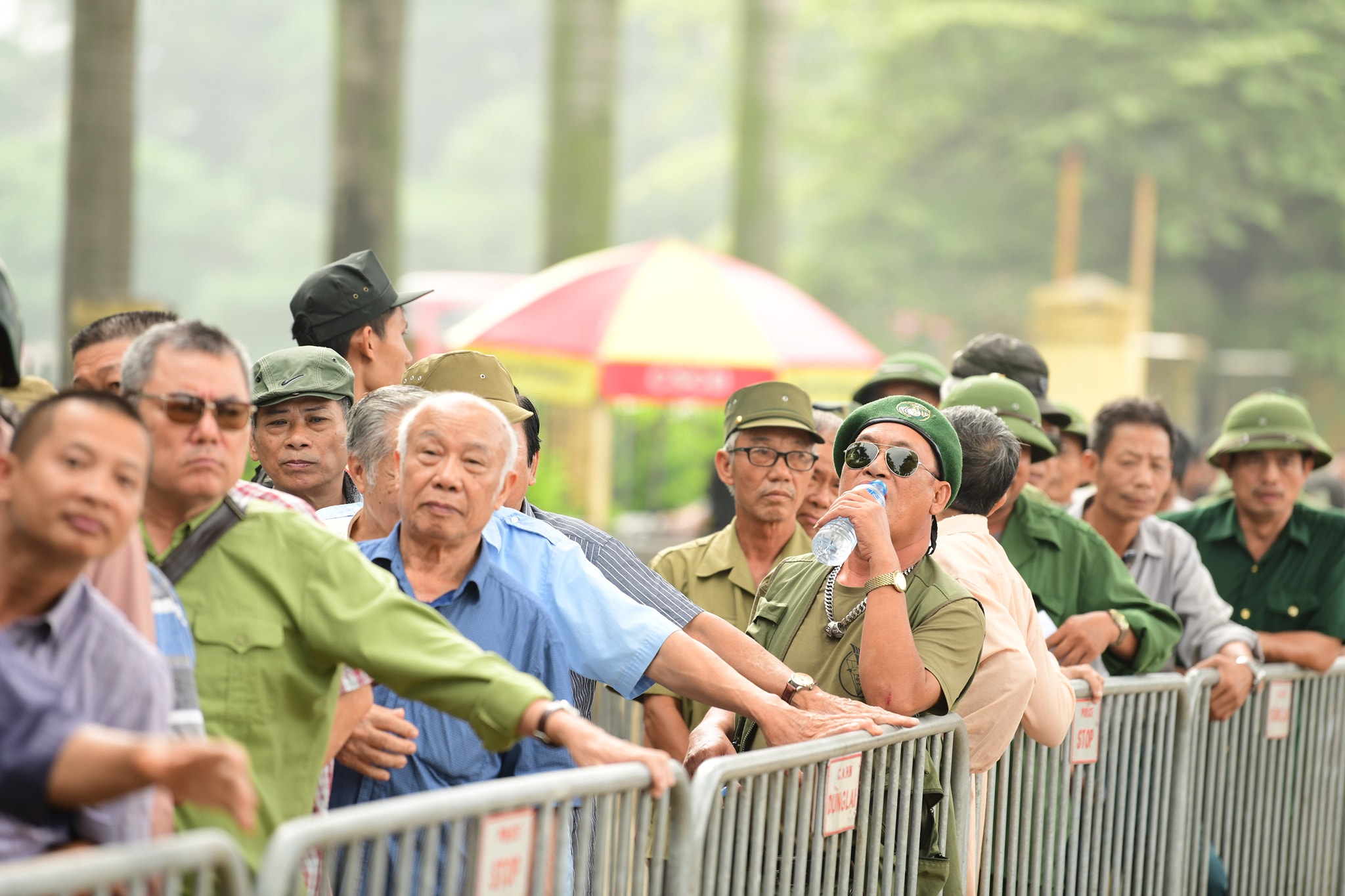 Nhiều người xưng thương binh phản ứng dữ dội trước cổng VFF vì... không mua được vé - 2