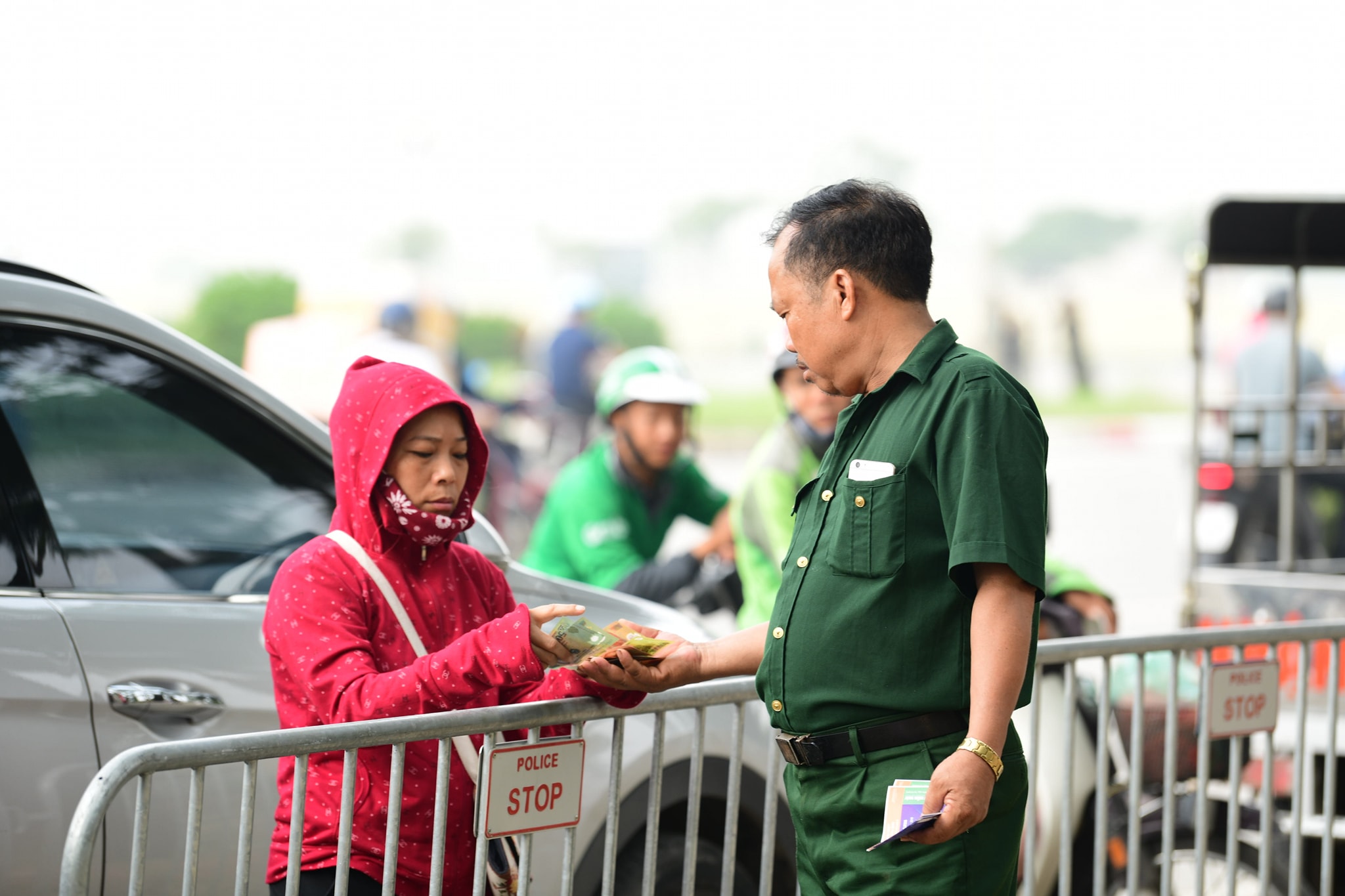 Vé "chợ đen" được mua bán ngay trước cổng trụ sở VFF, đa phần là vé mệnh giá 200.000 đồng thuộc khán đài C, D