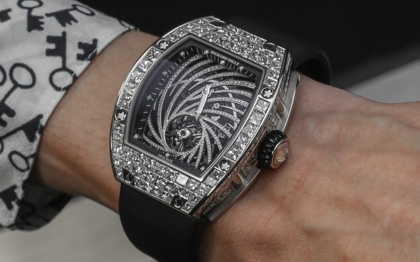 Chiếc đồng hồ người đàn ông Nhật đeo có giá tới 19 tỷ đồng.
