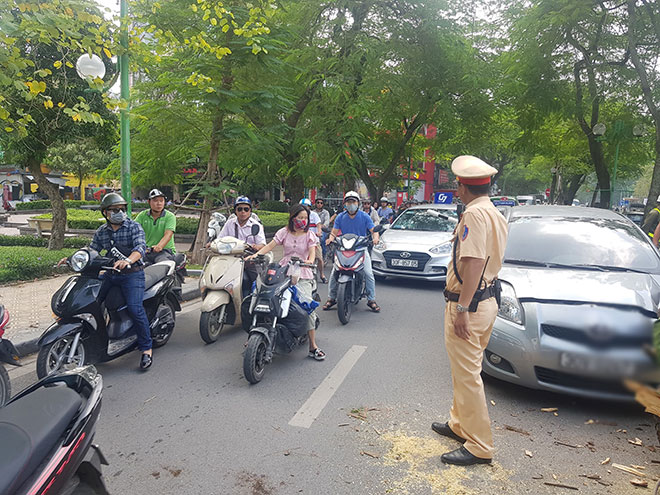 Cảnh sát giao thông, công an phường sở tại đã nhanh chóng có mặt, phân luồng giao thông qua khu vực