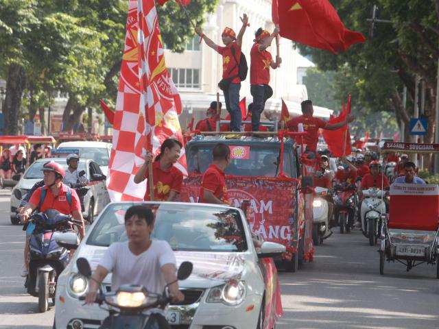 Cờ Tổ quốc ”nhuộm đỏ” phố phường, nghìn CĐV hô vang ”Việt Nam chiến thắng”