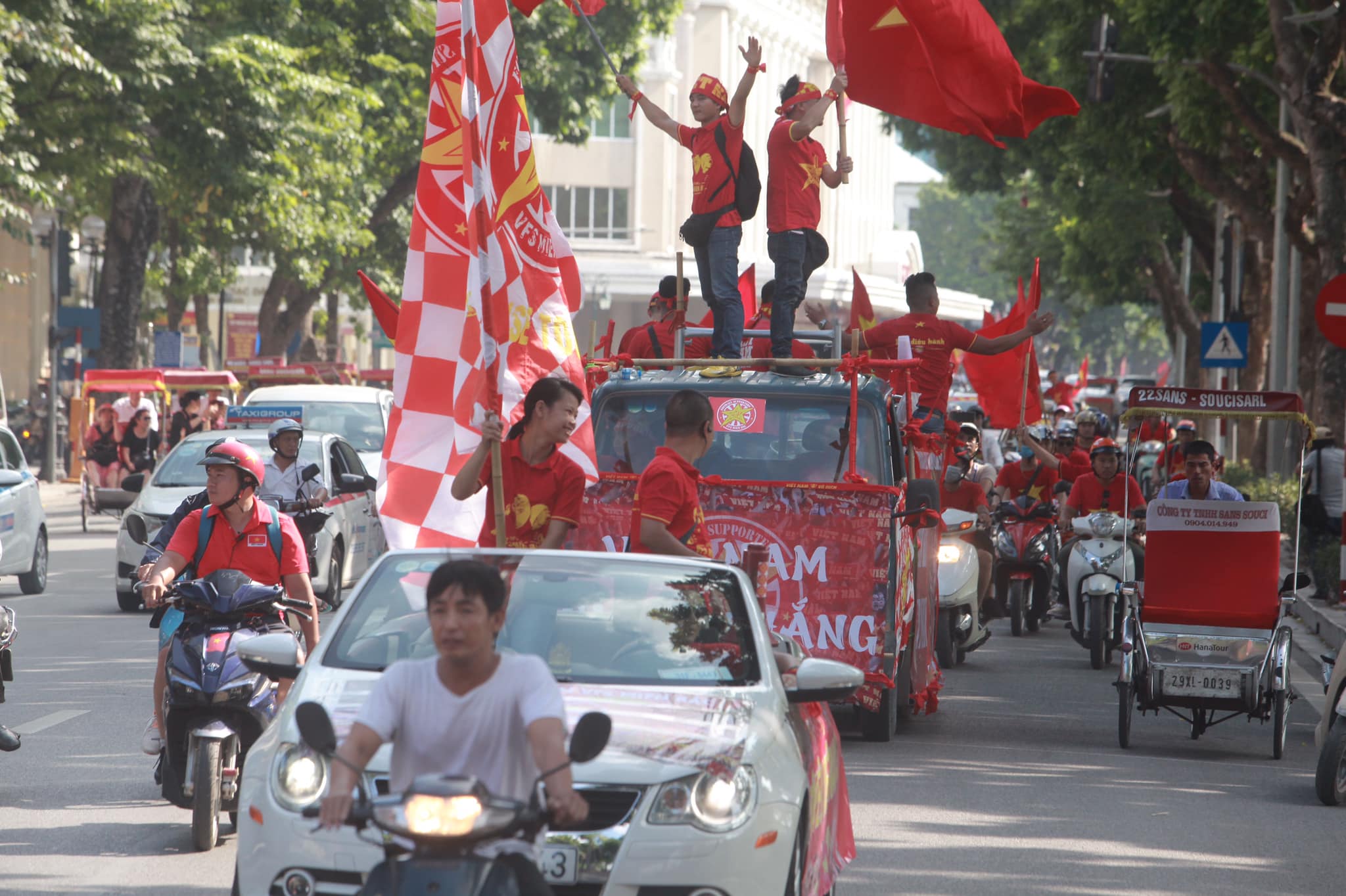 &nbsp;Băng rôn với dòng chữ “Việt Nam chiến thắng” được dán trên tất cả các xe ô tô tham gia diễu hành.