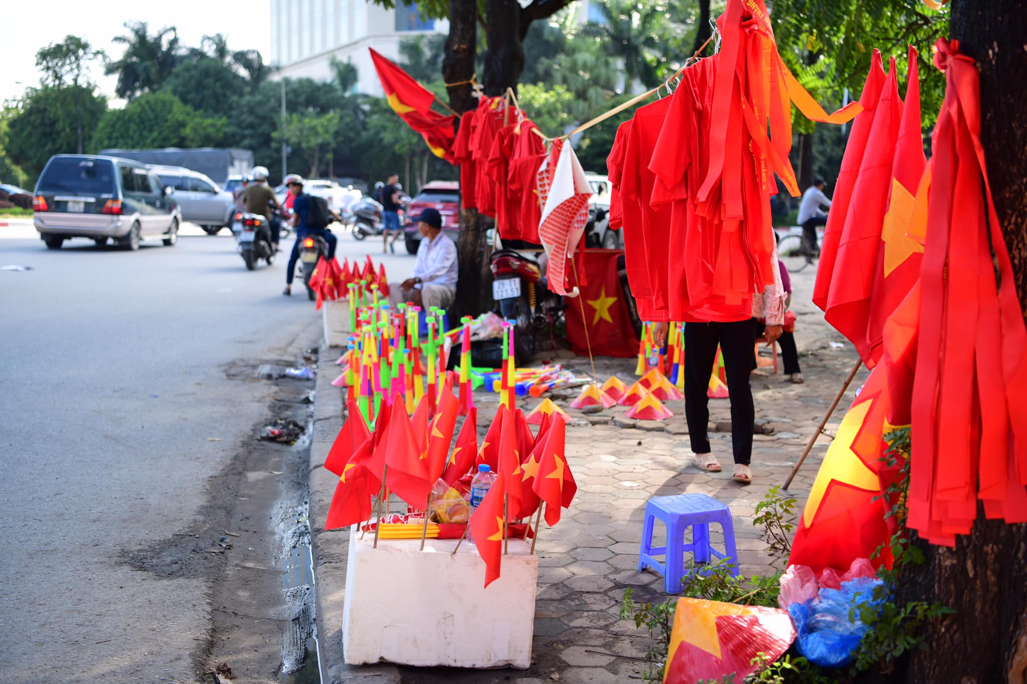 &nbsp;Những con đường hướng đến SVĐ Mỹ Đình đều được các tiểu thương bày bán đồ cổ vũ bóng đá.