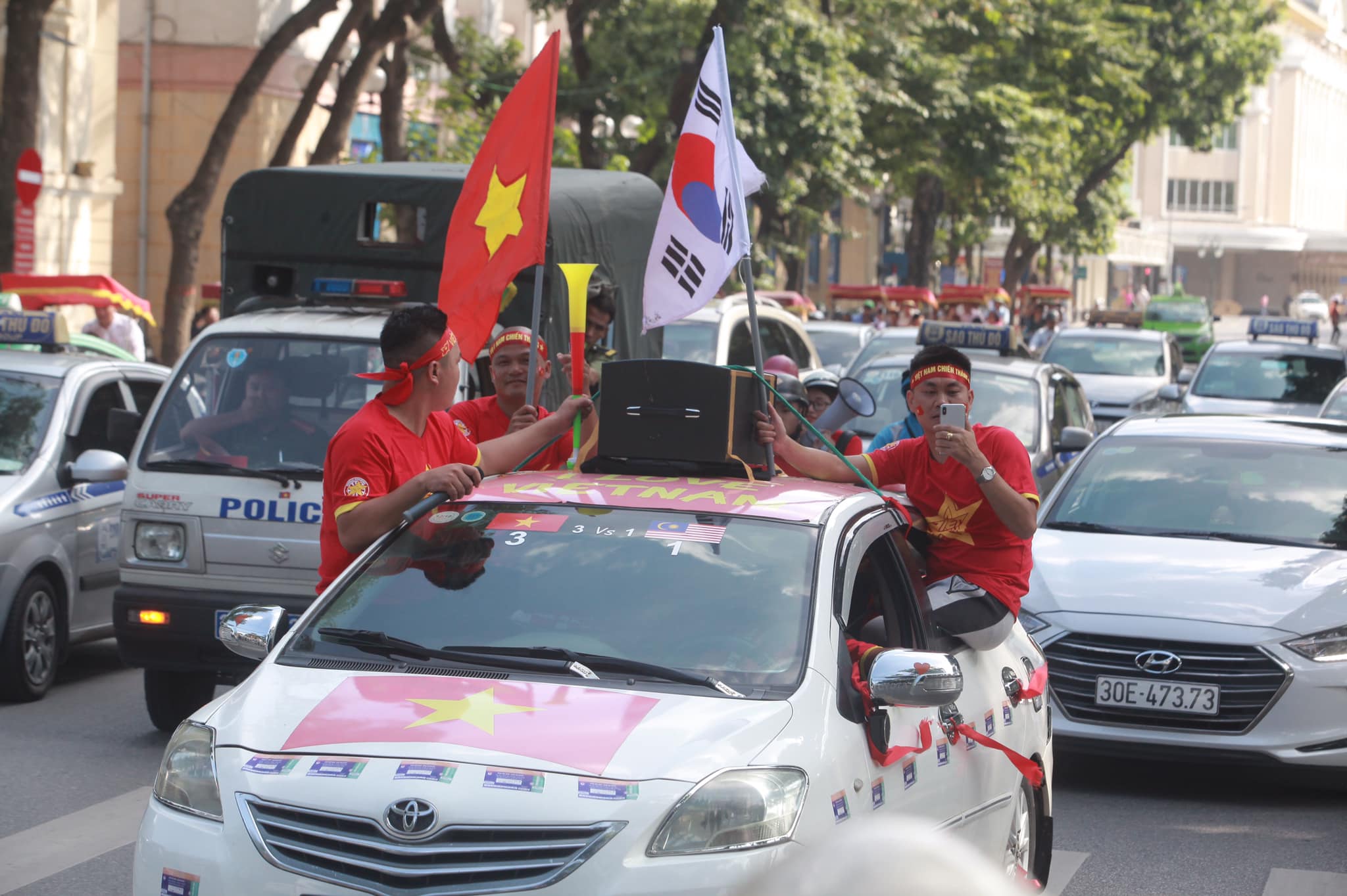 &nbsp;Cờ đỏ sao vàng xuất hiện song song với cờ Hàn Quốc như niềm tin của CĐV gửi tới ĐT Việt Nam và cá nhân HLV Park Hang Seo.