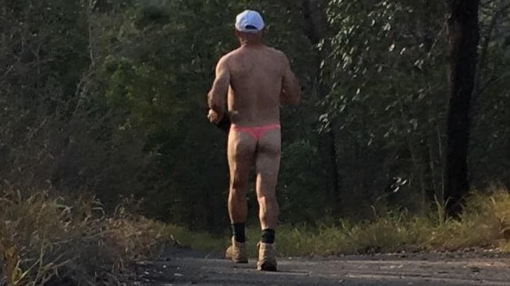 Bức ảnh chụp người đàn ông này đang khỏa thân khi chạy bộ trên dãy núi Glasshouse. Ảnh: Erica Perry