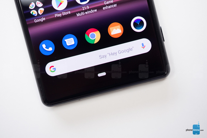 Máy có tỷ lệ khung hình 21:9 nên chiều rộng khá hẹp.