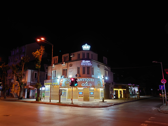 Ảnh chụp buổi tối vô cùng đẹp mắt và rõ nét.