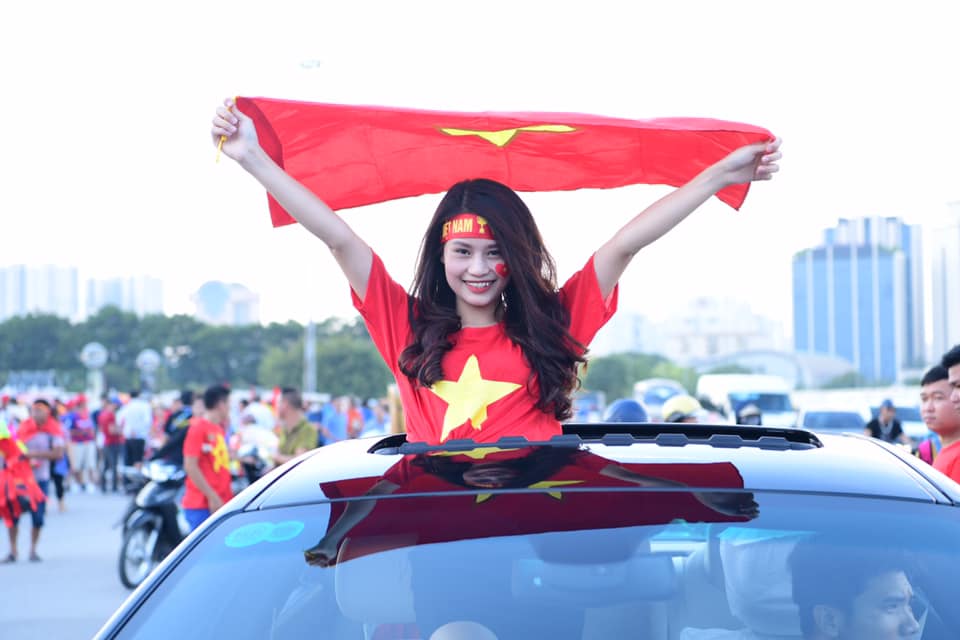 Hình ảnh fan nữ xinh đẹp tiếp lửa tuyển Việt Nam &#34;đại chiến&#34; Malaysia - 1