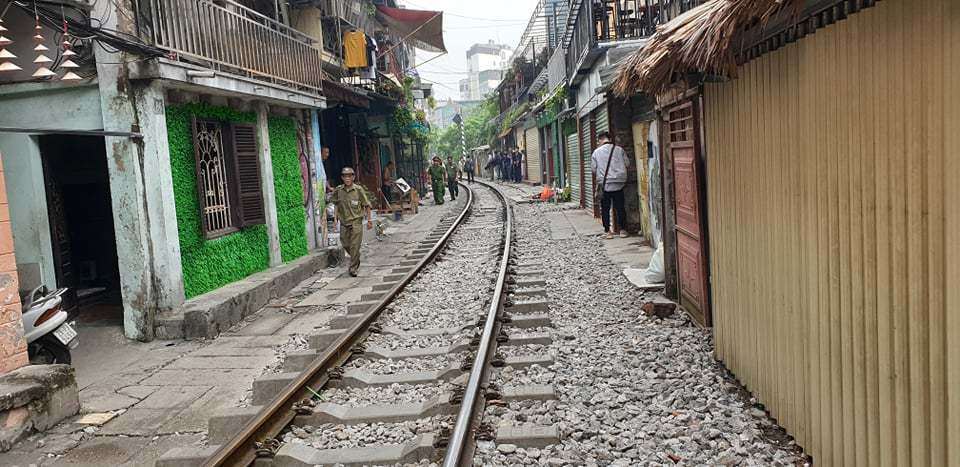 Các quán "cà phê đường tàu" đóng cửa sáng ngày 10/10