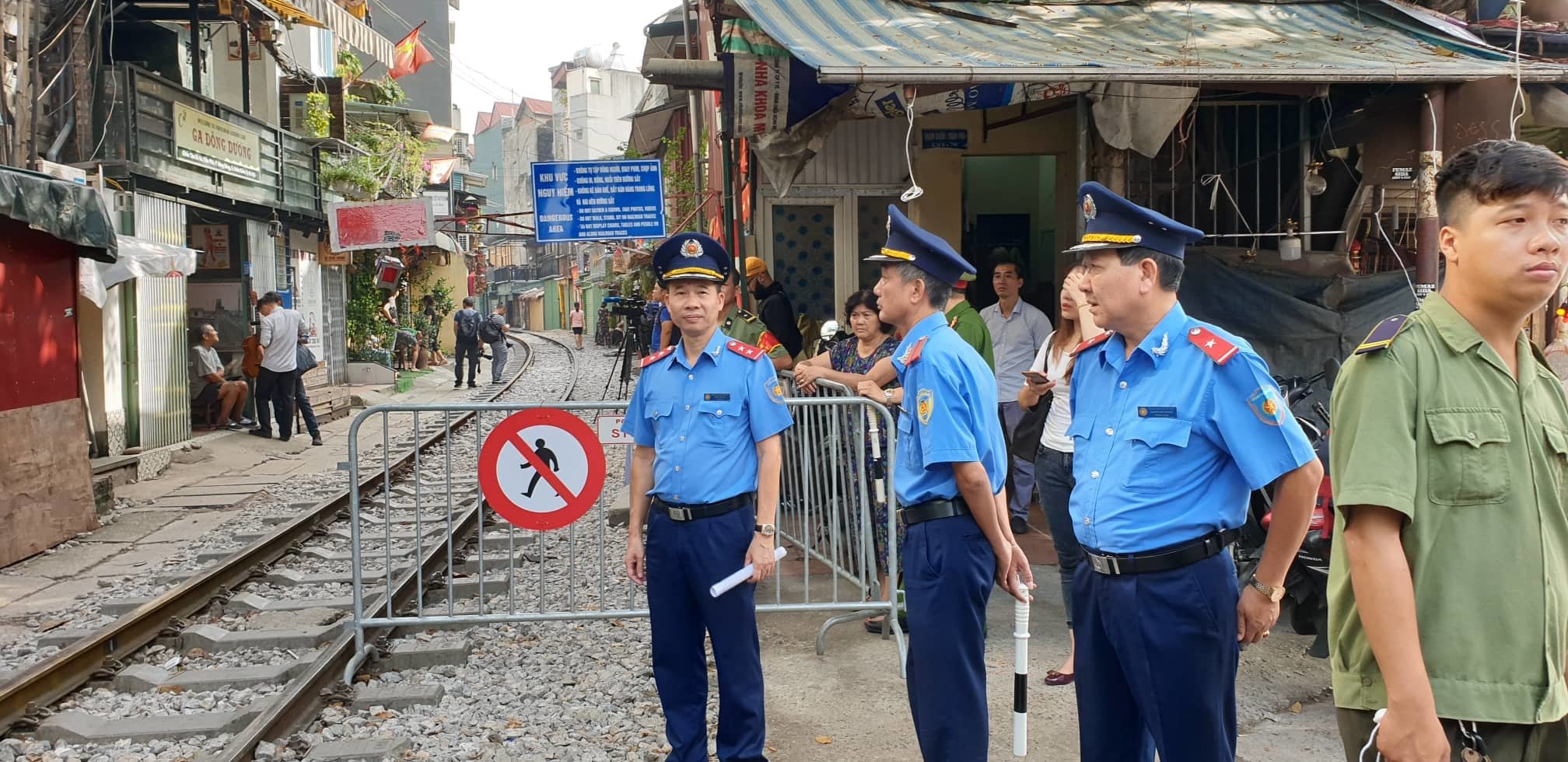 Lực lượng TTGT quận Hoàn Kiếm cảnh giới phía ngoài khu vực vào "cà phê đường tàu"