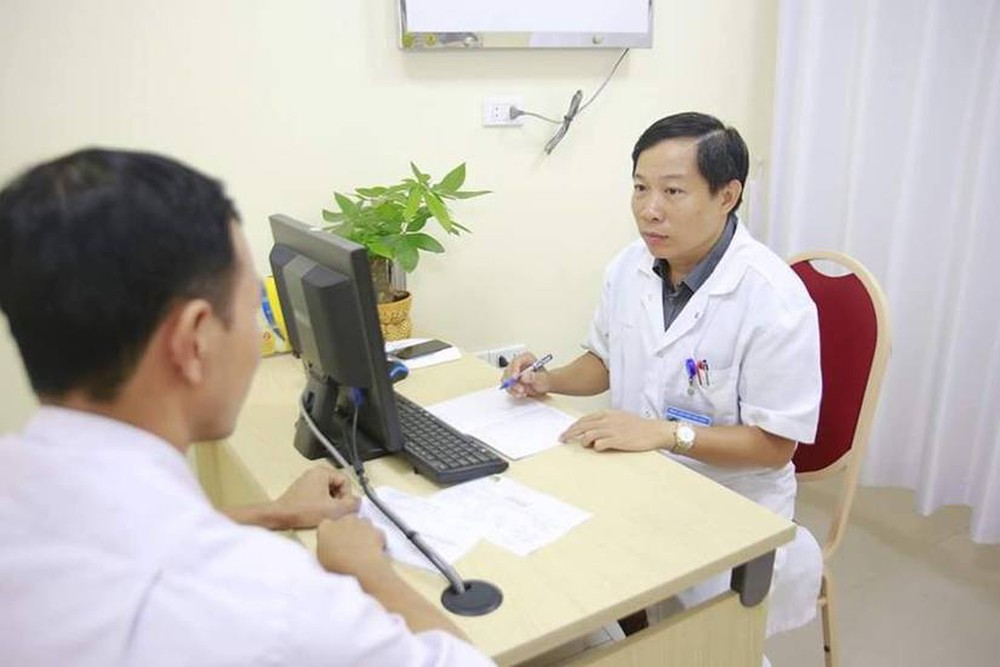 PGS.TS Nguyễn Quang - Giám đốc Trung tâm Nam học thăm khám cho bệnh nhân xoắn tinh hoàn.