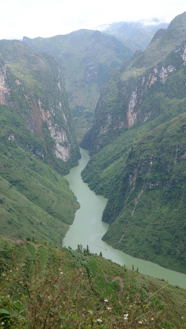 Với những ai đang khám phá Hà Giang thì Mã Pì Lèng có lẽ là lựa chọn đầu tiên, đây là con đèo hiểm trở bậc nhất Việt Nam có phong cảnh tuyệt đẹp ở bất cứ thời điểm nào trong năm. Đến đây bạn sẽ thấy Mã Pì Lèng nơi được coi là một trong “tứ đại đỉnh đèo” của Việt Nam đồng thời được ví như Vua của những con đèo. (Ảnh: Đỗ Anh)