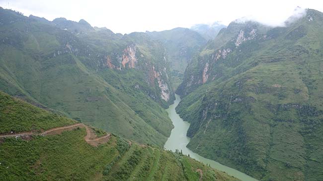 Mã Pí Lèng nối liền Đồng Văn và Mèo Vạc dài khoảng 20 km với nhiều đoạn cua tay áo, một bên là vách núi dựng đứng, một bên là thăm thẳm vực sâu.(Ảnh Đỗ Anh)