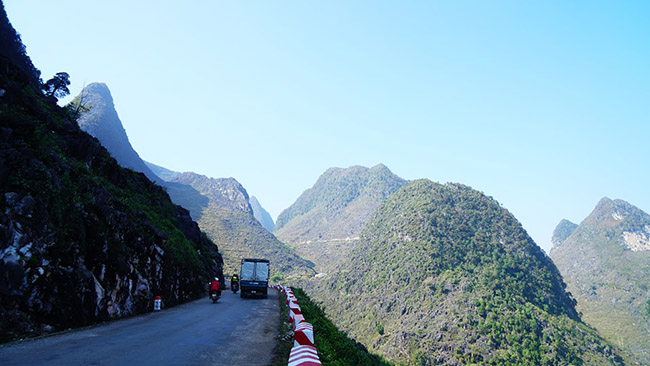 Nằm dưới chân những ngọn núi tai mèo hiểm trở của Hà Giang, dòng sông Nho Quế quanh năm êm đềm chảy giữa những vách đá, tạo thành một đường biên giới màu xanh biếc giữa đèo Mã Pí Lèng và đường Săm Pun. (Ảnh: Triệu Quang)