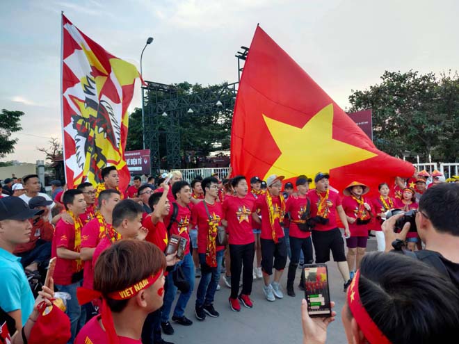Trực tiếp không khí nóng bỏng ĐT Việt Nam đấu Malaysia: CĐV nhảy múa trước Mỹ Đình - 1