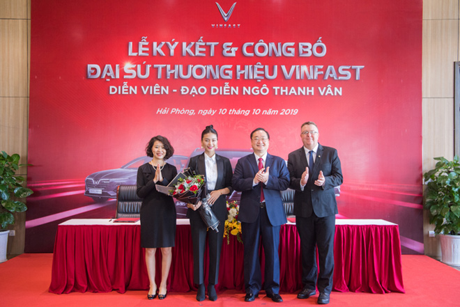 Diễn viên, đạo diễn Ngô Thanh Vân chụp hình cùng ban lãnh đạo VinFast sau lễ ký kết và công bố đại sứ thương hiệu VinFast
