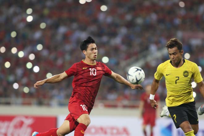 Công Phượng cố gắng dứt điểm về phía cầu môn Malaysia