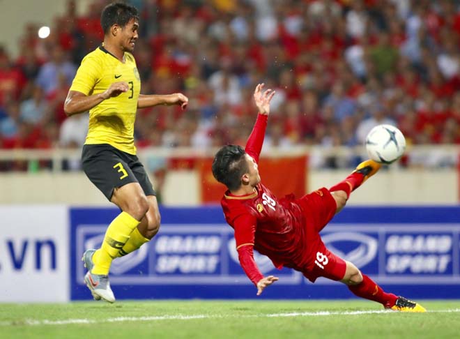 Quang Hải ghi bàn thắng duy nhất của trận Việt Nam - Malaysia