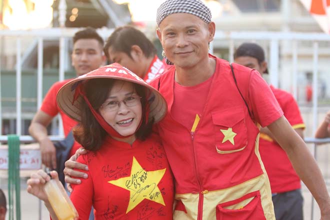 Hình ảnh &#34;độc&#34;, ấn tượng fan Việt &#34;tiếp lửa&#34; thầy trò Park Hang Seo đấu Malaysia - 9