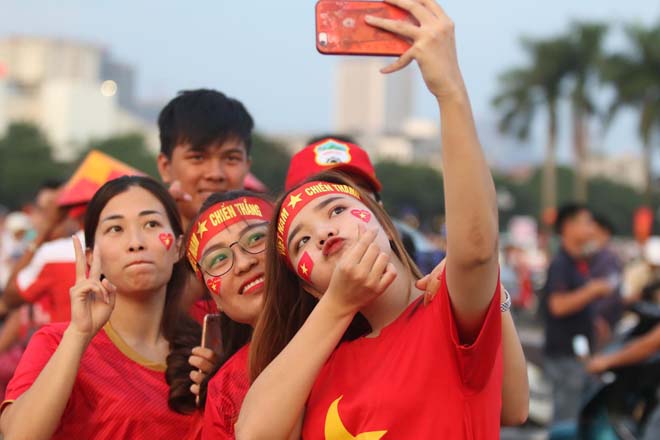 Hình ảnh &#34;độc&#34;, ấn tượng fan Việt &#34;tiếp lửa&#34; thầy trò Park Hang Seo đấu Malaysia - 11