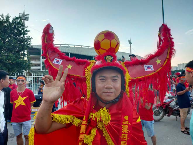 Hình ảnh &#34;độc&#34;, ấn tượng fan Việt &#34;tiếp lửa&#34; thầy trò Park Hang Seo đấu Malaysia - 5