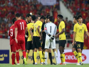 Bóng đá - Nổi giận vì thua Việt Nam, cầu thủ &amp; BHL Malaysia quây trọng tài đòi penalty